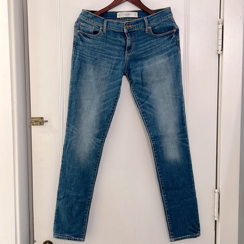 A&F medium wash, mid rise, perfect stretch, size 4